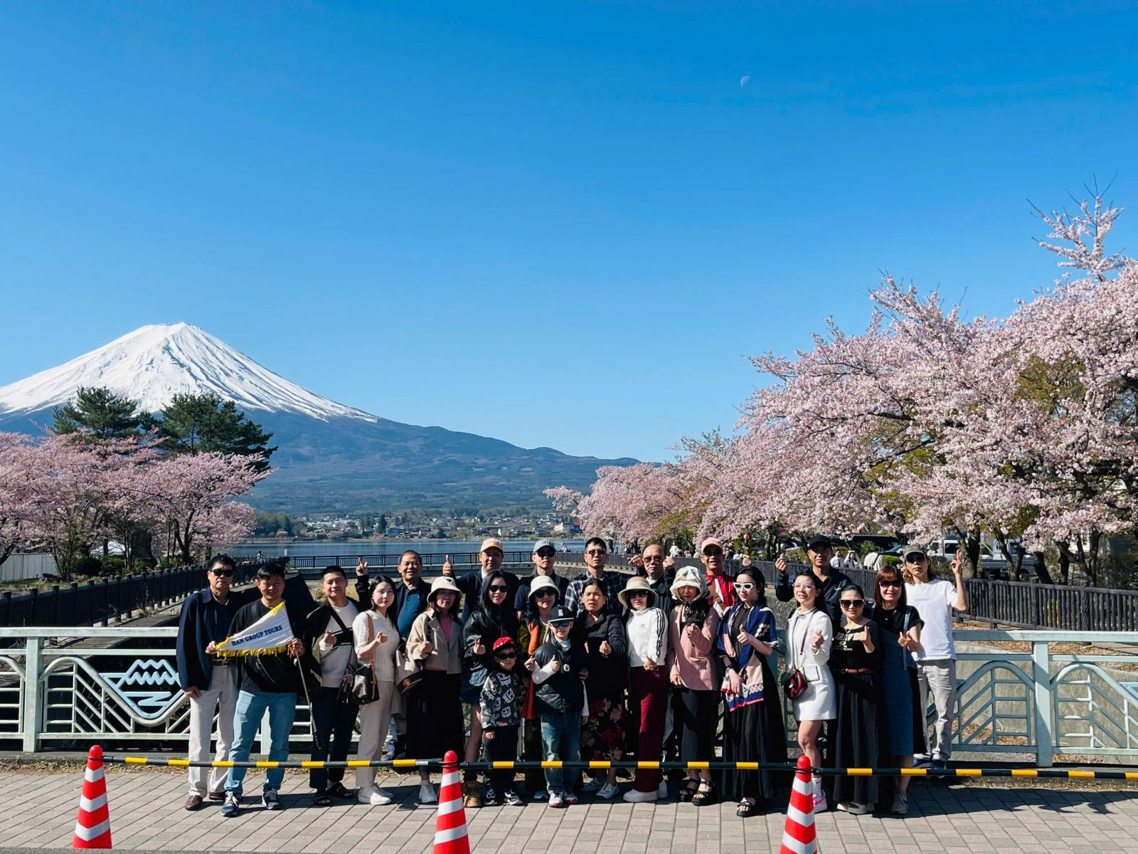Hướng dẫn viên du lịch chuyên nghiệp đang giới thiệu về Nhật Bản