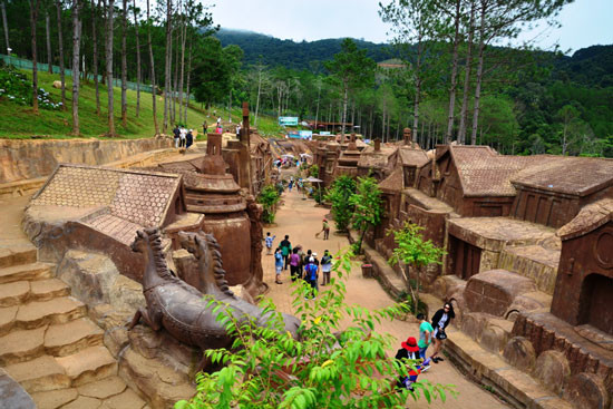 Các công trình kiến trúc Đà Lạt thu nhỏ được điêu khắc tinh xảo dọc theo đường hầm đất sét