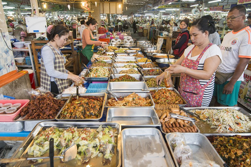 Gian hàng ẩm thực đường phố đa dạng và hấp dẫn tại Pattaya