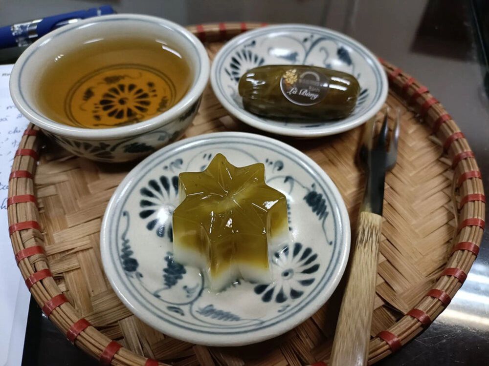 Tour Đêm Nhà Tù Hỏa Lò "Đêm Thiêng Liêng": Cẩm Nang Chi Tiết A-Z 6 Chè lá bàng – trải nghiệm khó quên