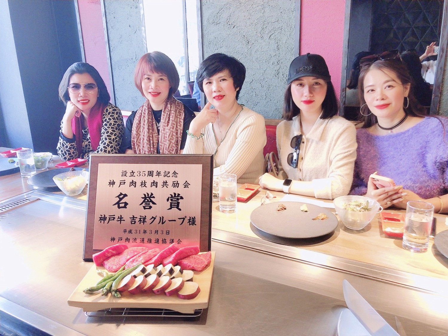 Một đoàn khách du lịch đang chụp ảnh tại Nhật Bản