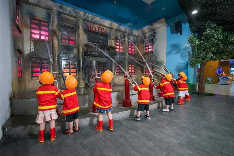 Các em nhỏ tham gia các hoạt động hướng nghiệp tại khu vui chơi VinKE