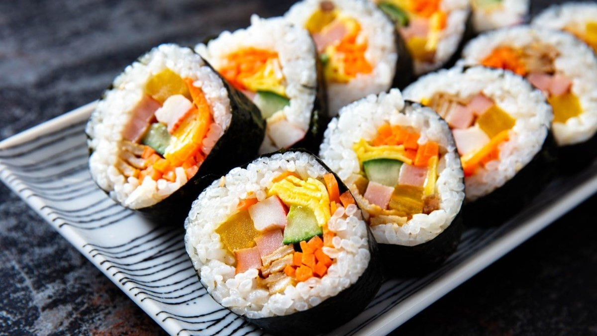 Kimbap - Cuộn cơm rong biển Hàn Quốc được cắt thành từng khoanh tròn