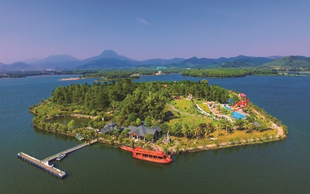 Toàn cảnh Hồ Đại Lải Vĩnh Phúc với mặt hồ xanh biếc và đồi núi bao quanh