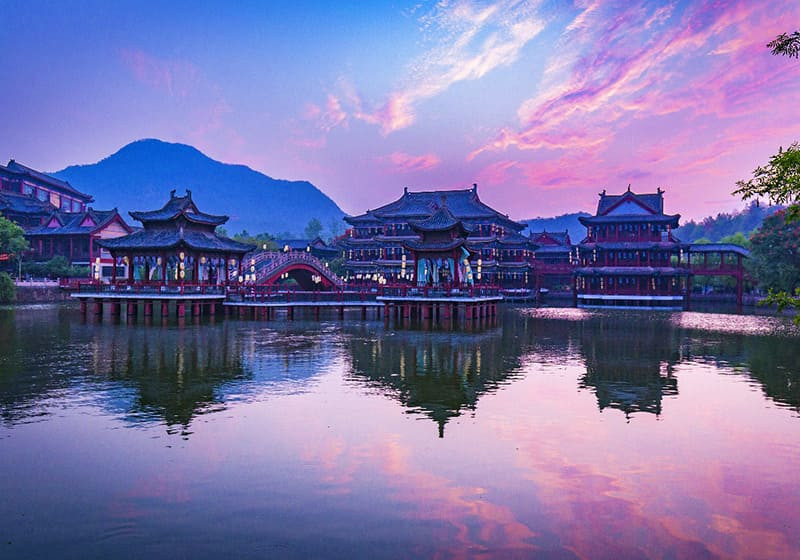 Kiến trúc nhà dân gian Minh - Thanh tại Hoành Điếm với khung cảnh hoa đào