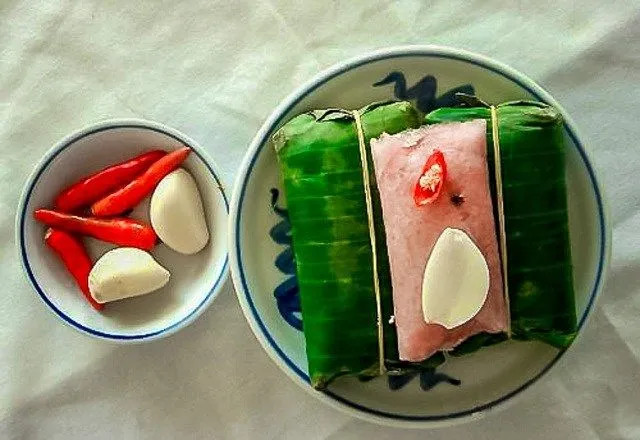 15+ Đặc Sản Huế Làm Quà Dễ Mang Về, Chuẩn Vị Cố Đô 8 Nem chua và tré thường được bán kèm