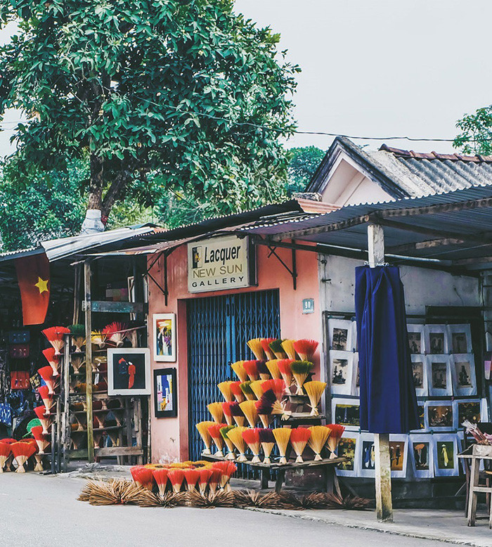 Các sản phẩm lưu niệm như quạt, vòng tay, tranh ảnh được bày bán tại một quầy hàng