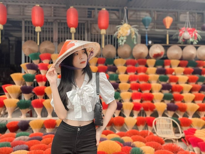 Làng hương Thủy Xuân nhìn từ xa với những bó hương lớn được phơi khô