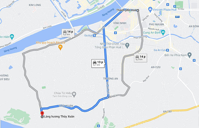 Nghệ nhân đang bó những chân hương lớn trước khi phơi nắng tại làng hương Thủy Xuân