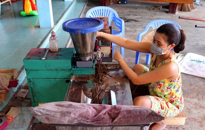 Cận cảnh những que hương được bó lại, phần chân được nhuộm màu vàng rực rỡ