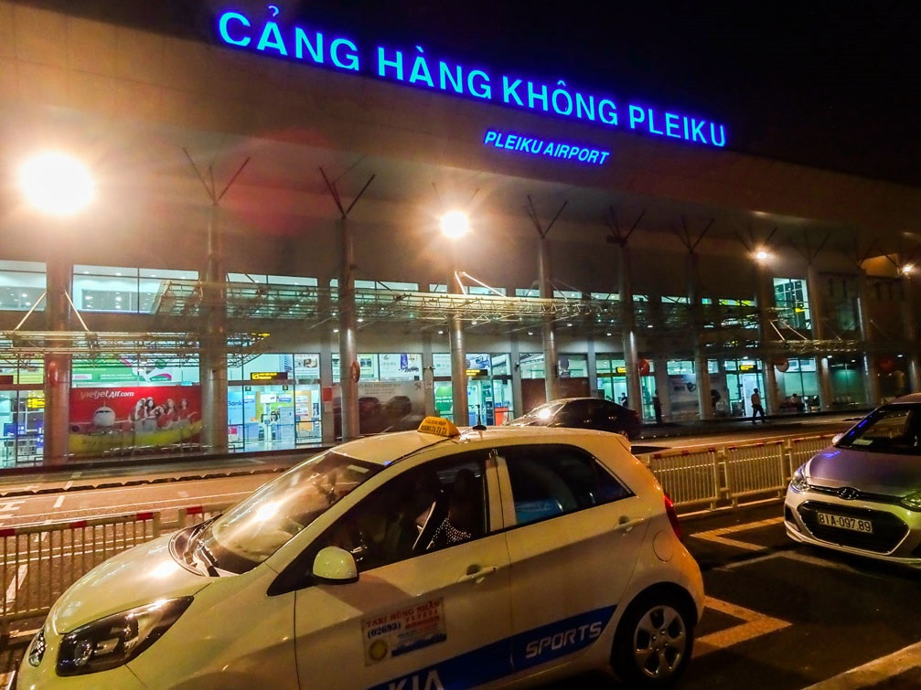 Măng Đen Ở Đâu? Cẩm Nang Khám Phá "Đà Lạt Thu Nhỏ" Của Kon Tum 3 Taxi đậu sẵn trước sân bay Pleiku, điểm trung chuyển đến Măng Đen