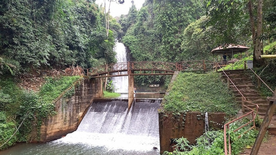 Măng Đen Ở Đâu? Cẩm Nang Khám Phá "Đà Lạt Thu Nhỏ" Của Kon Tum 6 Dòng thác Pa Sỹ đổ xuống tung bọt trắng xóa giữa núi rừng