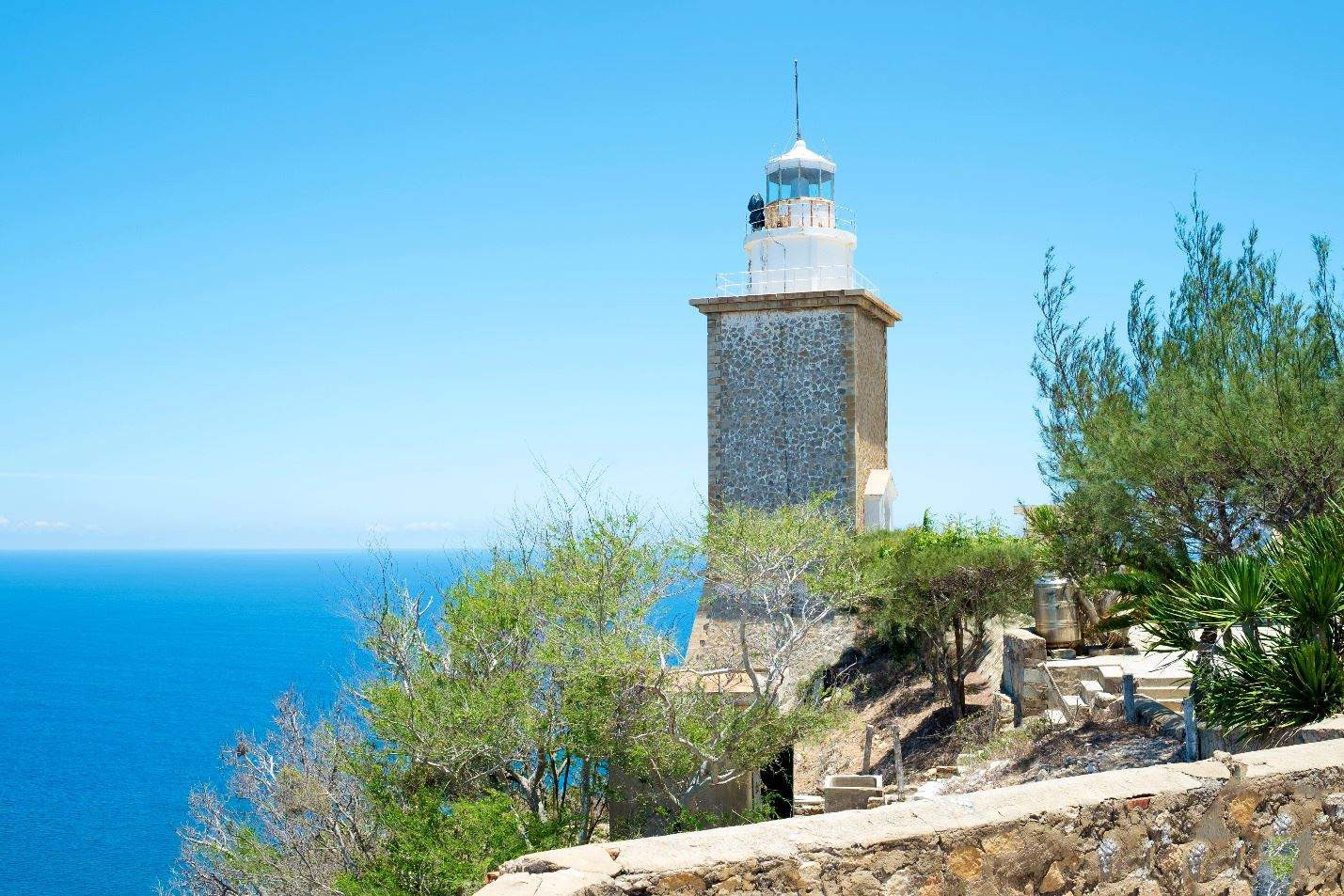 Ngọn hải đăng Mũi Dinh nhìn ra Bãi Tràng hoang sơ, trải nghiệm khám phá sa mạc cát.