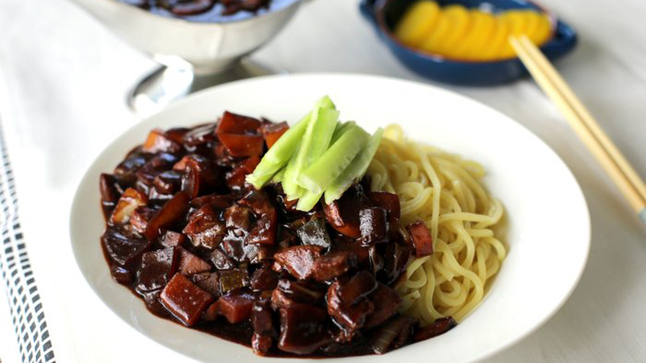 Mì tương đen Jajangmyeon với nước sốt sánh đặc