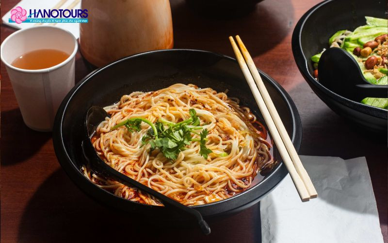 Nước dùng của mì Xiaomian được chế biến từ ớt tươi và các gia vị đặc trưng, mang lại hương vị cay tê đầu lưỡi