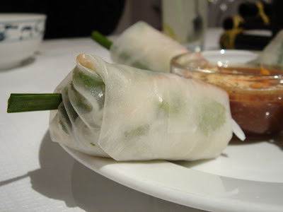 Góc chụp cận cảnh gỏi cuốn tươi ngon