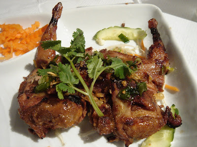 Chim cút nướng mật ong và tỏi được phục vụ trên đĩa