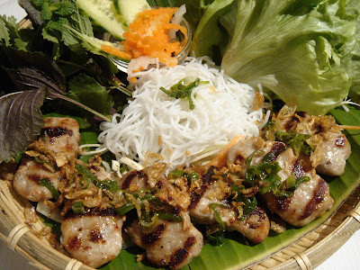 Cận cảnh nem nướng được cuộn trong rau sống