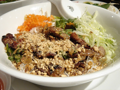 Một bát bún thịt nướng đầy đủ topping