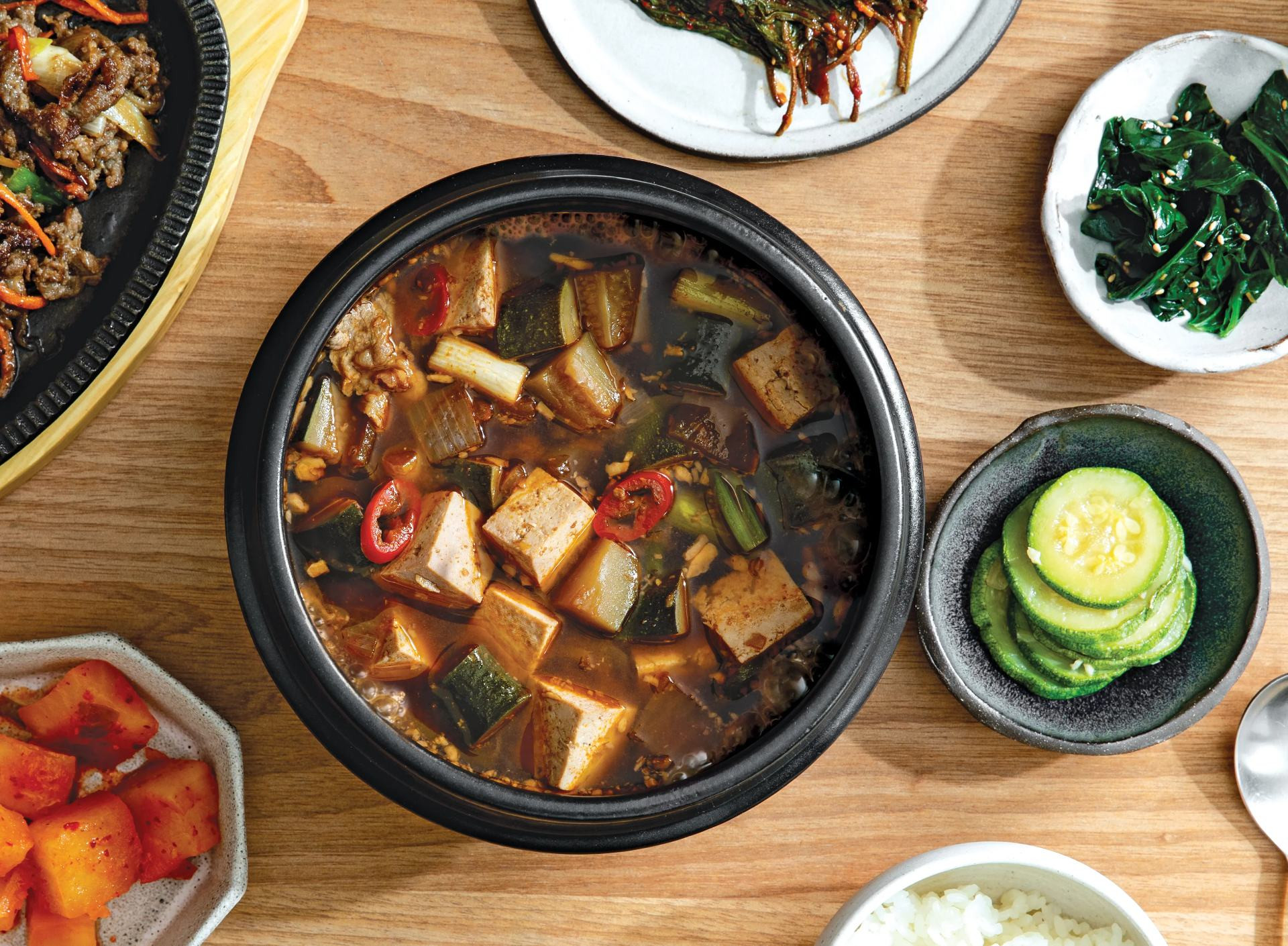 Canh đậu tương Doenjang Jjigae ăn kèm các loại rau củ