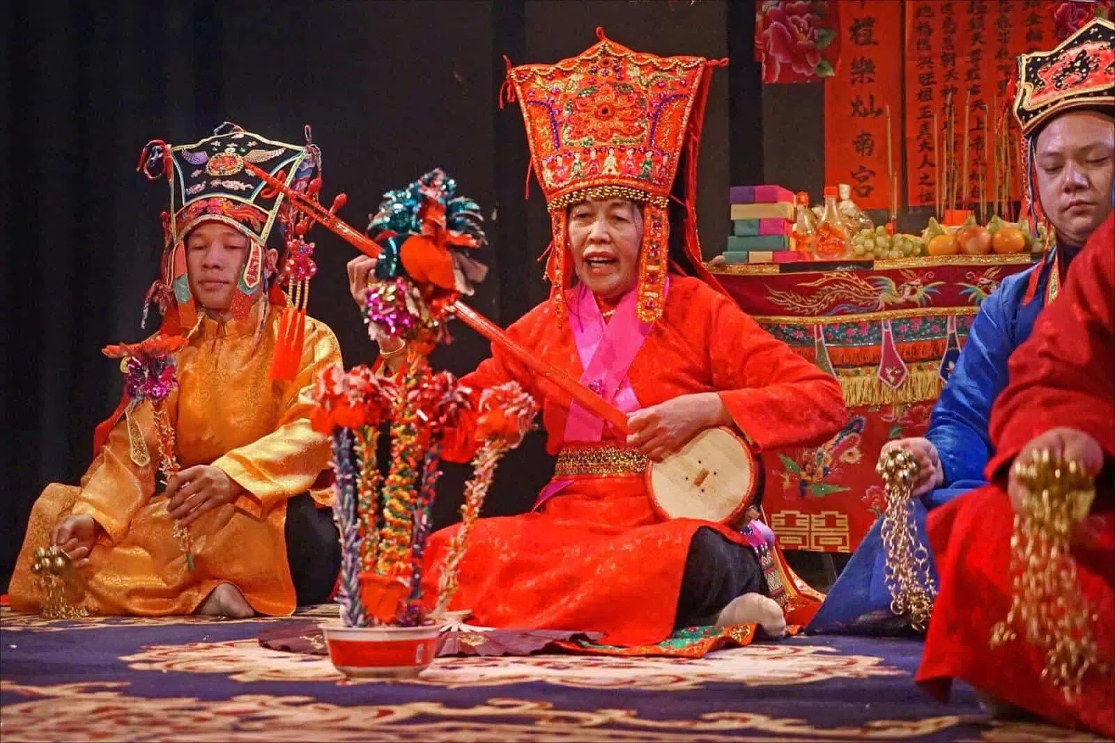 Nghệ nhân đang say sưa hán Then bên cây đàn tính