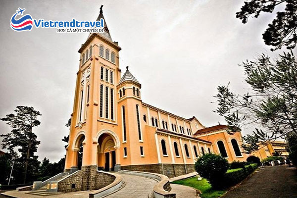 **Tour Nha Trang Đà Lạt 5 Ngày 4 Đêm: Khám Phá Hành Trình Biển Và Hoa Đáng Tin Cậy** 3 Nhà thờ Con Gà Đà Lạt, công trình kiến trúc cổ kính nổi bật trong hành trình tour nha trang đà lạt