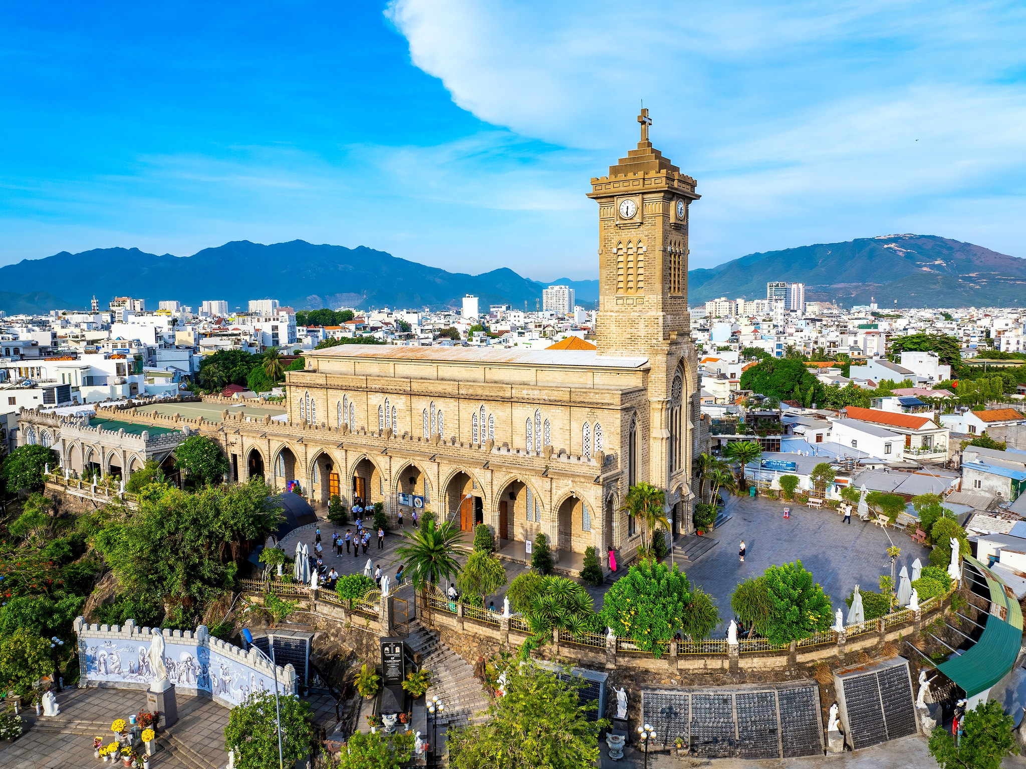 City Tour Nha Trang 1 Ngày: Khám phá Trọn Vẹn "Thành phố biển" 2 Du khách tham quan Nhà Thờ Núi (Đá) Nha Trang