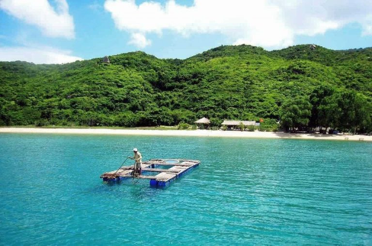 Khung cảnh yên bình của Vịnh Ninh Vân Nha Trang với những mái nhà gỗ sát biển