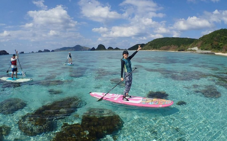 Du khách đang chơi lướt ván buồm trên mặt biển xanh tại Vịnh Ninh Vân