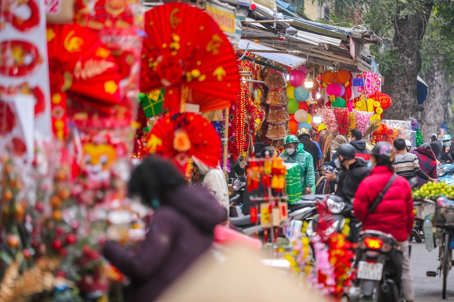 Sắc đỏ rực rỡ của đồ trang trí Tết Nguyên Đán trên Phố Hàng Mã