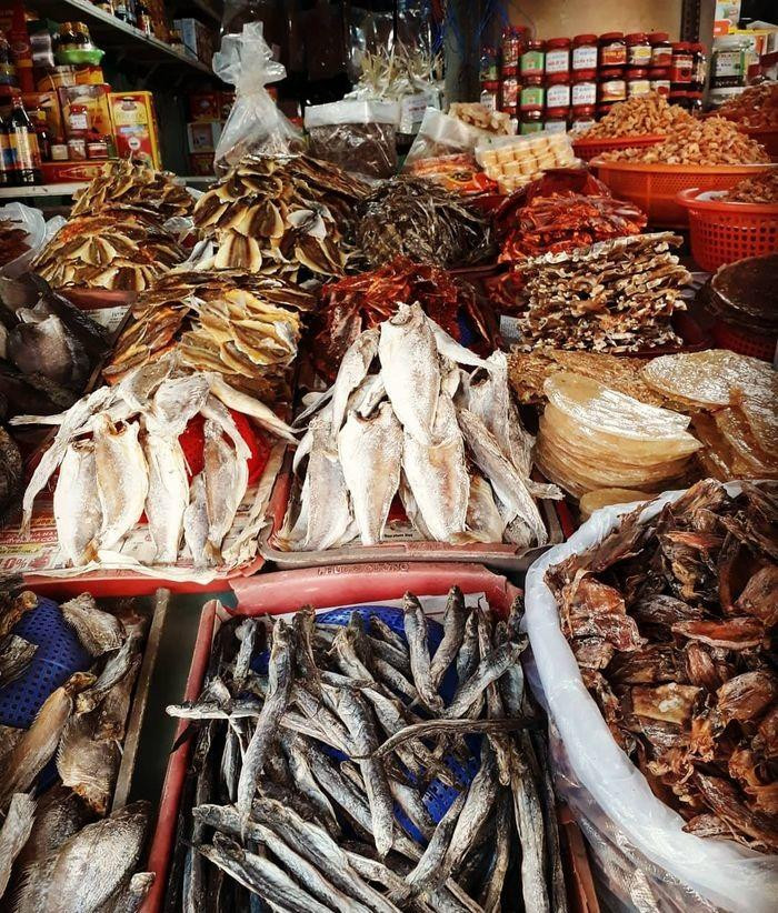 Cổng chợ Rạch Giá (hoặc một góc chợ)