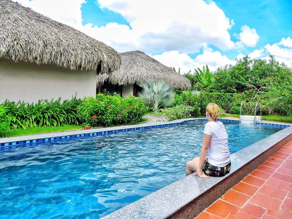 Hồ bơi ngoài trời check-in được yêu thích tại Riverside Park Eco Resort