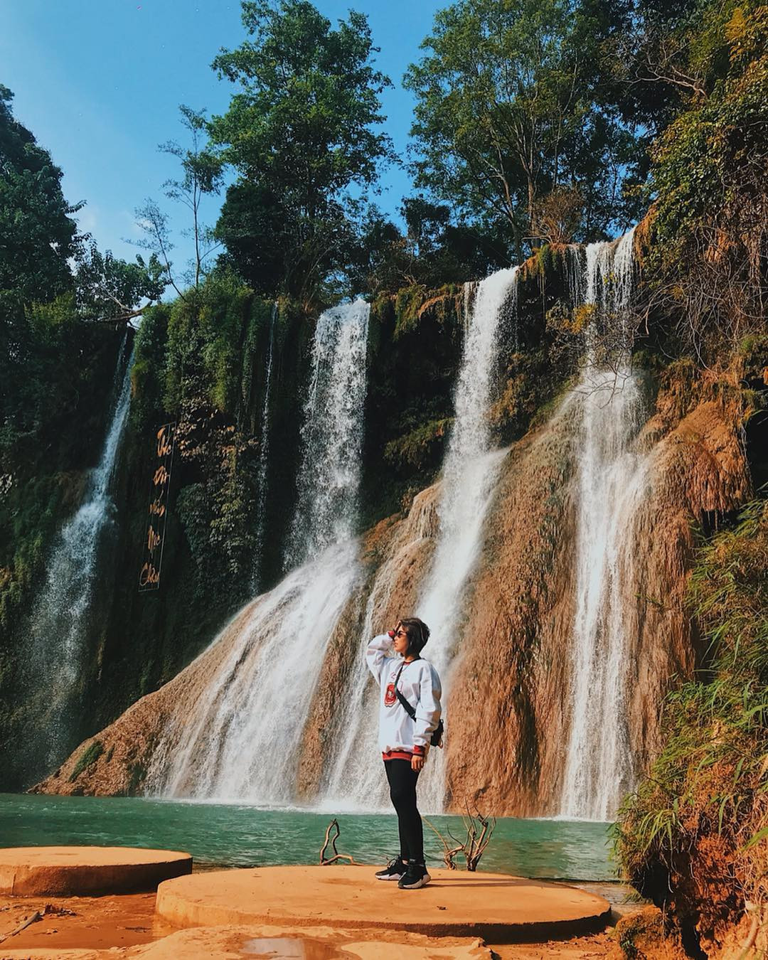 Cẩm Nang Du Lịch Tây Bắc: Khám Phá 6 Tỉnh, Địa Lý Và Nét Đẹp Văn Hóa A-Z 20 Thác Dải Yếm chảy xuống chân thác dưới tán cây xanh