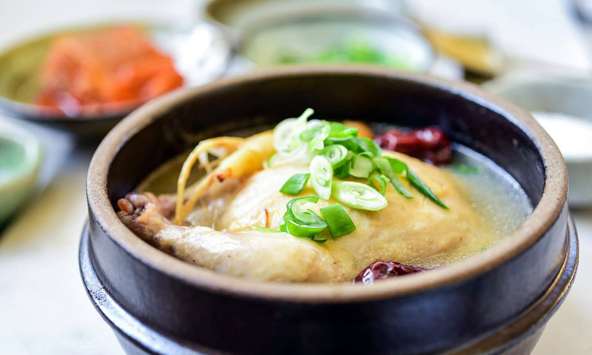 Canh gà hầm sâm Samgyetang nấu nguyên con gà tơ