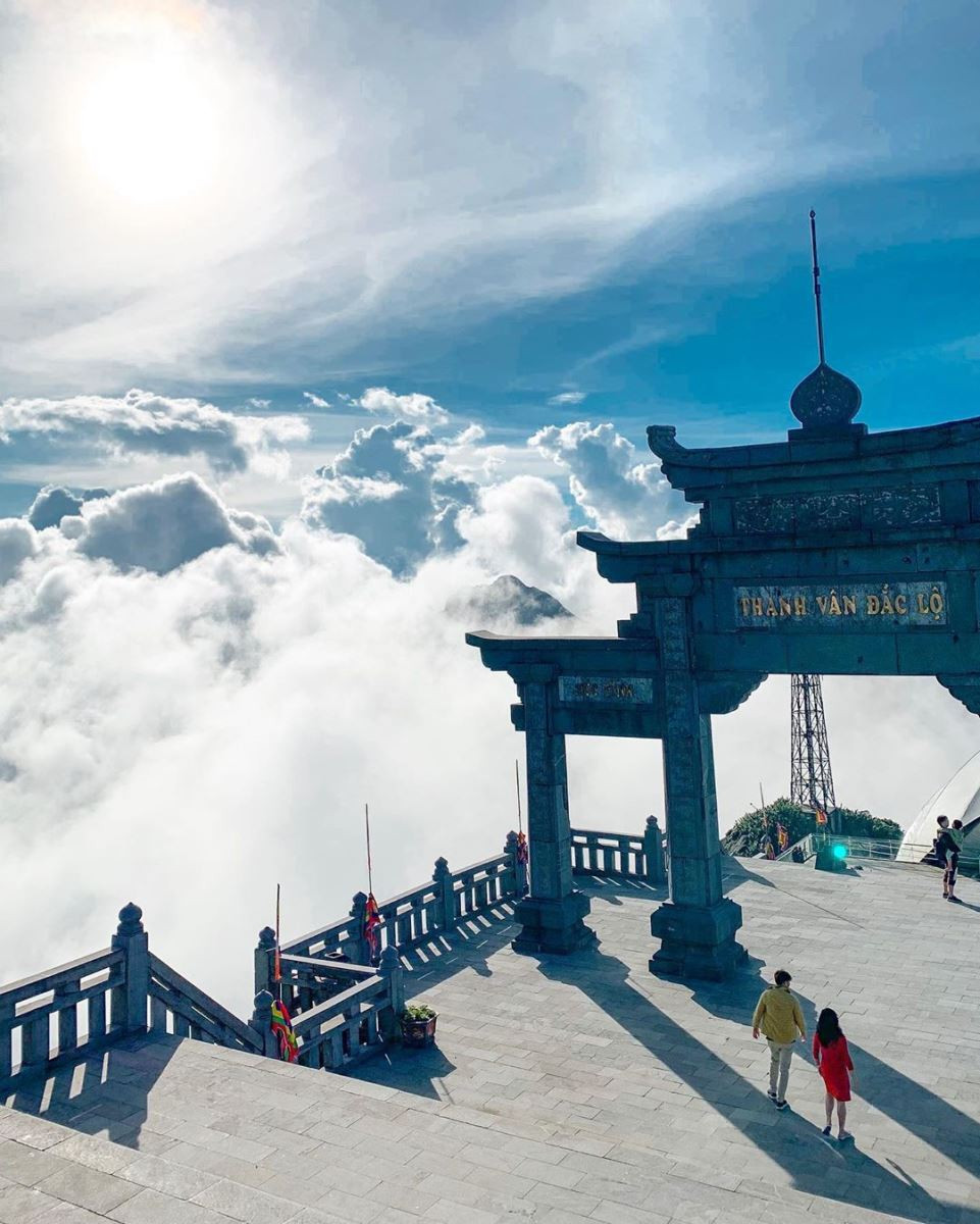 Cẩm Nang Du Lịch Tây Bắc: Khám Phá 6 Tỉnh, Địa Lý Và Nét Đẹp Văn Hóa A-Z 8 Sương mây bao phủ quần thể kiến trúc du lịch tâm linh trên đỉnh Fansipan