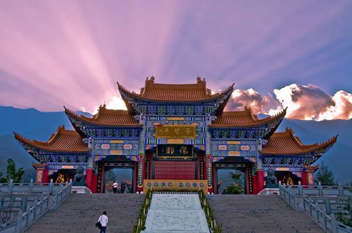 Toàn cảnh chùa Sùng Thánh Tự và Tam Tháp