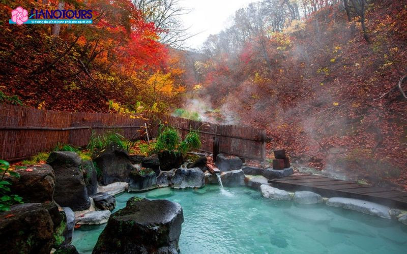 Suối nước nóng Tiên Nữ Sơn được đầu tư với các bồn tắm, hồ bơi và khu nghỉ dưỡng, mang đến trải nghiệm thư giãn giữa thiên nhiên