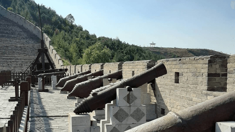 Cửa ải Nhạn Môn Quan nằm giữa vách núi, được mệnh danh là nơi hiểm trở