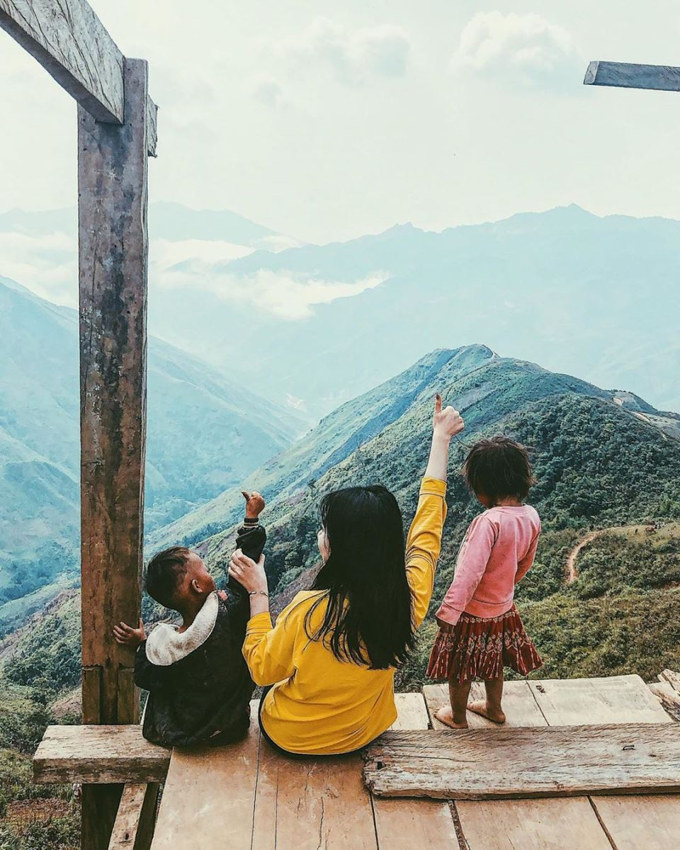 Cẩm Nang Du Lịch Tây Bắc: Khám Phá 6 Tỉnh, Địa Lý Và Nét Đẹp Văn Hóa A-Z 4 Dòng suối uốn lượn qua những ngọn núi hùng vĩ tại Tây Bắc