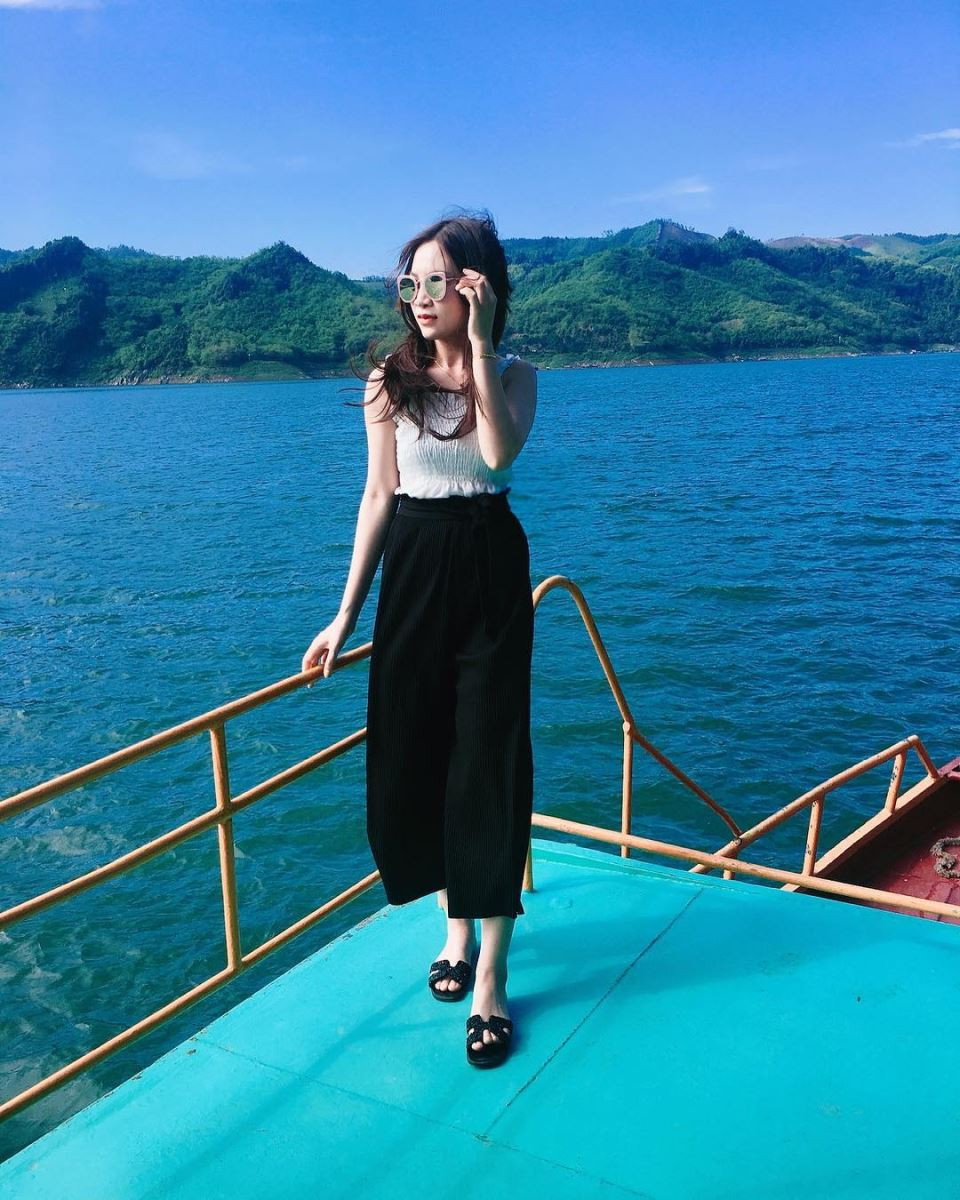 Cẩm Nang Du Lịch Tây Bắc: Khám Phá 6 Tỉnh, Địa Lý Và Nét Đẹp Văn Hóa A-Z 26 Thuyền du lịch neo đậu bên bờ hồ, chuẩn bị vào Động Thác Bờ