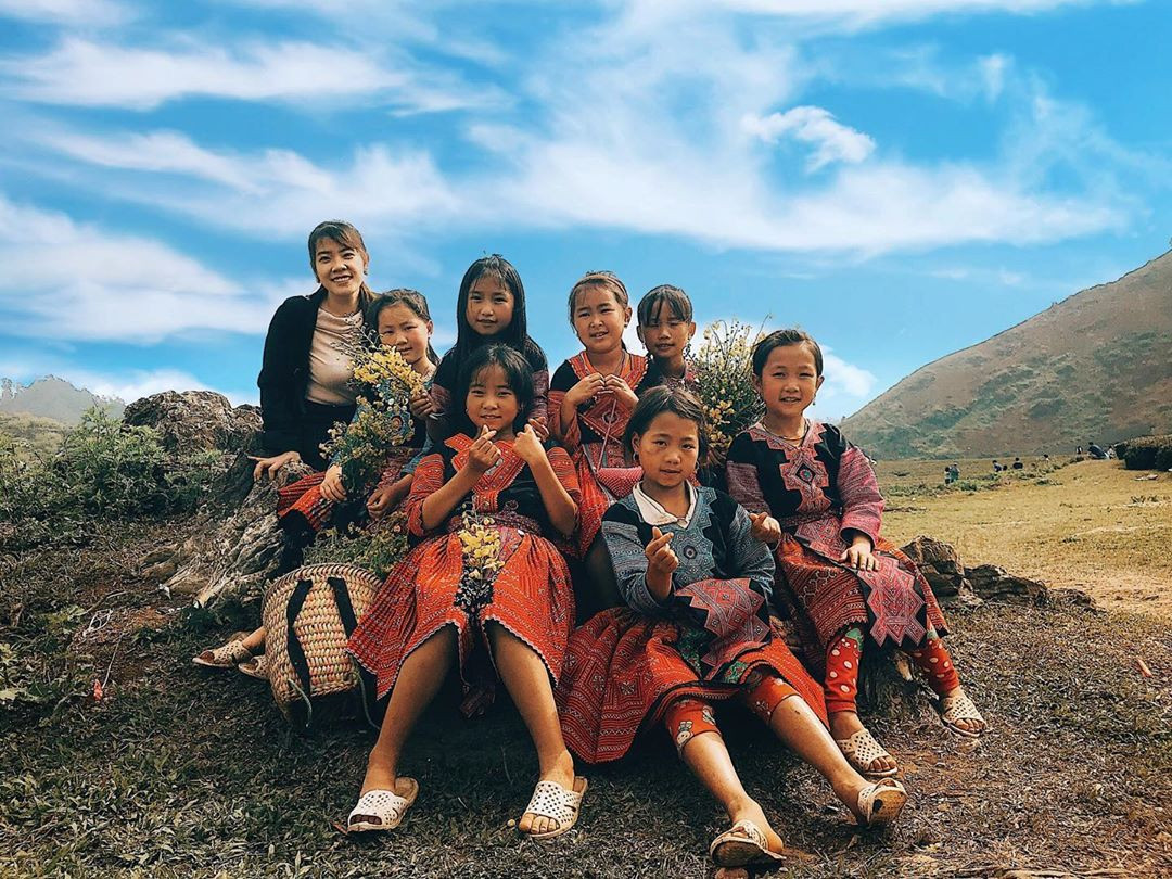 Cẩm Nang Du Lịch Tây Bắc: Khám Phá 6 Tỉnh, Địa Lý Và Nét Đẹp Văn Hóa A-Z 12 Người phụ nữ dân tộc đang thêu thùa bên khung cửi