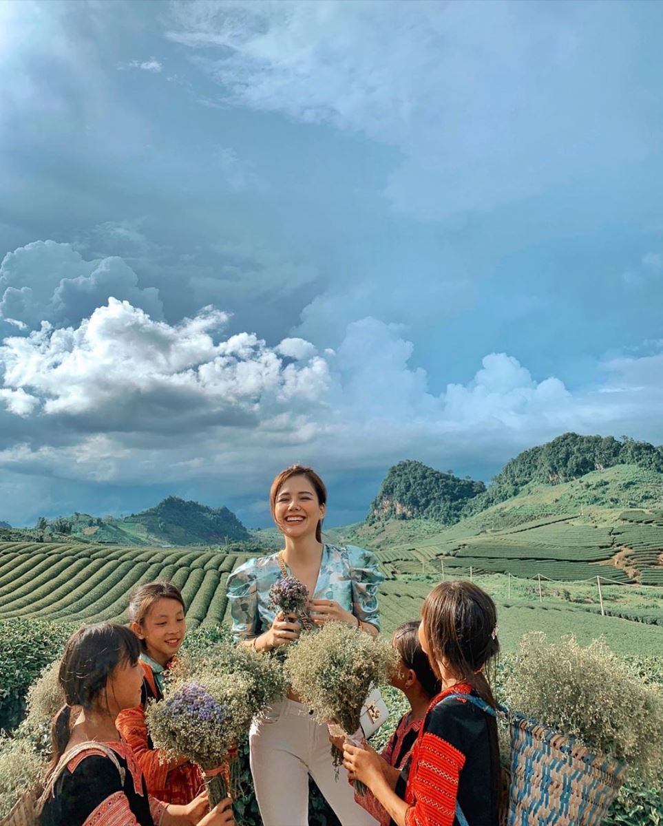 Cẩm Nang Du Lịch Tây Bắc: Khám Phá 6 Tỉnh, Địa Lý Và Nét Đẹp Văn Hóa A-Z 13 Du khách tham quan bản làng truyền thống với nhà sàn