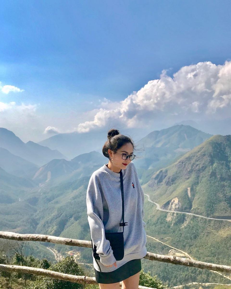 Cẩm Nang Du Lịch Tây Bắc: Khám Phá 6 Tỉnh, Địa Lý Và Nét Đẹp Văn Hóa A-Z 2 Du khách tham quan khu vực đồi núi Tây Bắc