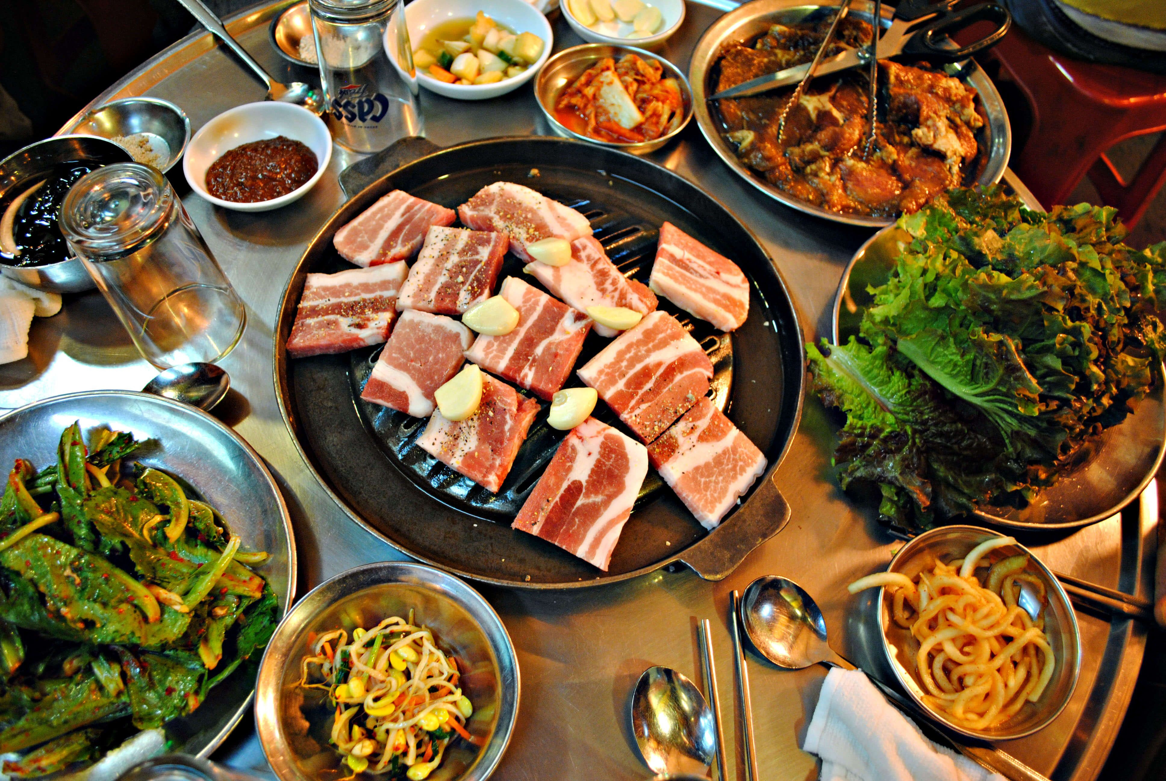Thịt ba chỉ nướng Samgyeopsal ăn kèm với rau sống và tỏi