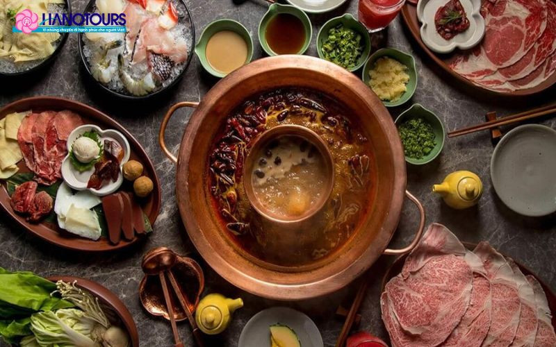 Thịt nướng đường phố được nướng trên than hoa, tạo ra lớp ngoài giòn giòn, trong khi bên trong vẫn giữ được độ mềm và mọng nước