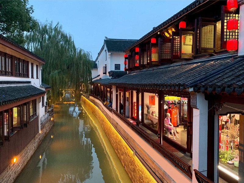 Bình Giang Tô Châu vẫn có những shop quần áo, quán bar hoạt động nhưng vẫn mang nét cổ kính