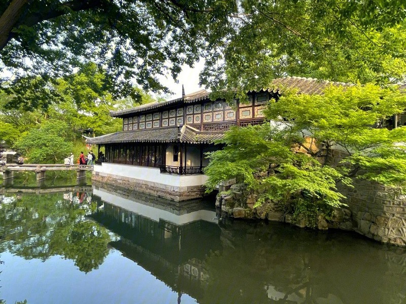 Chuyết Chính Viên nổi tiếng nhờ kiến trúc tinh xảo cùng các ngọn núi nhân tạo ẩn hiện