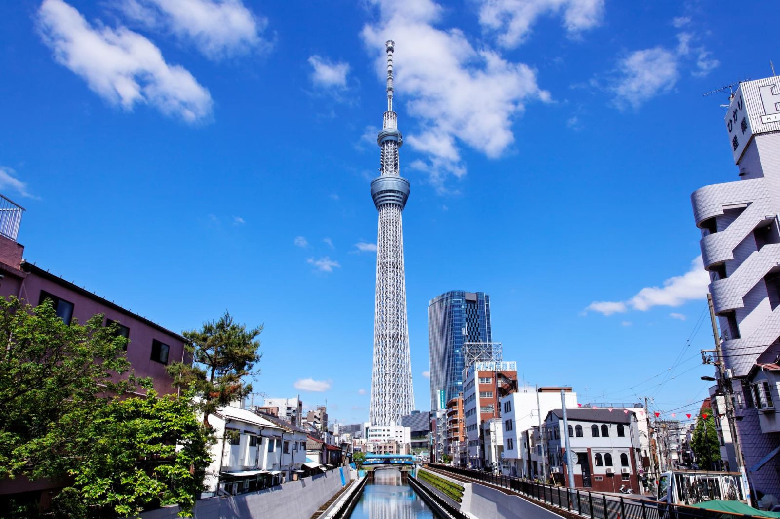 Tháp truyền hình Tokyo Skytree nổi bật giữa thành phố