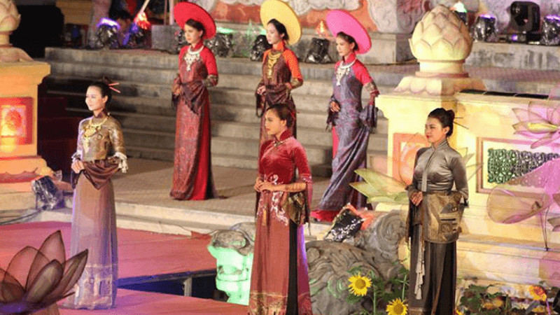 Trình diễn áo dài tại khuôn khổ Festival Huế