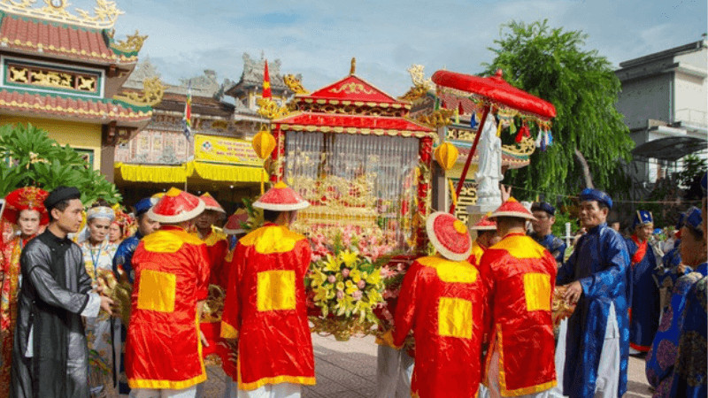 Nghi thức đám rước trên sông Hương trong Lễ hội Điện Hòn Chén